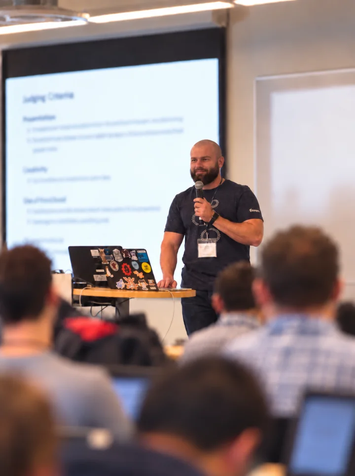 Vadim Snitkovsky speaking to an audience